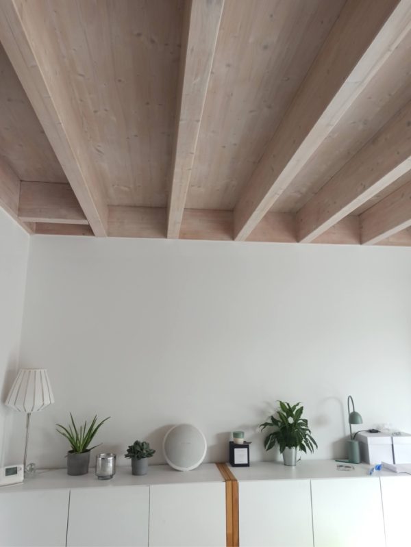 Lasure sur un plafond en bois